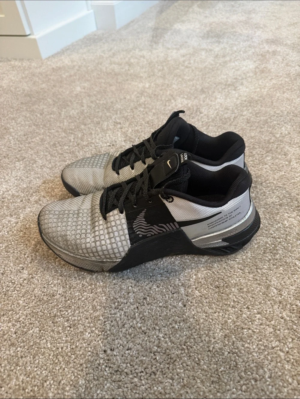 Nike women’s Black and Silver Metcon 8 Training Sneakers size 7